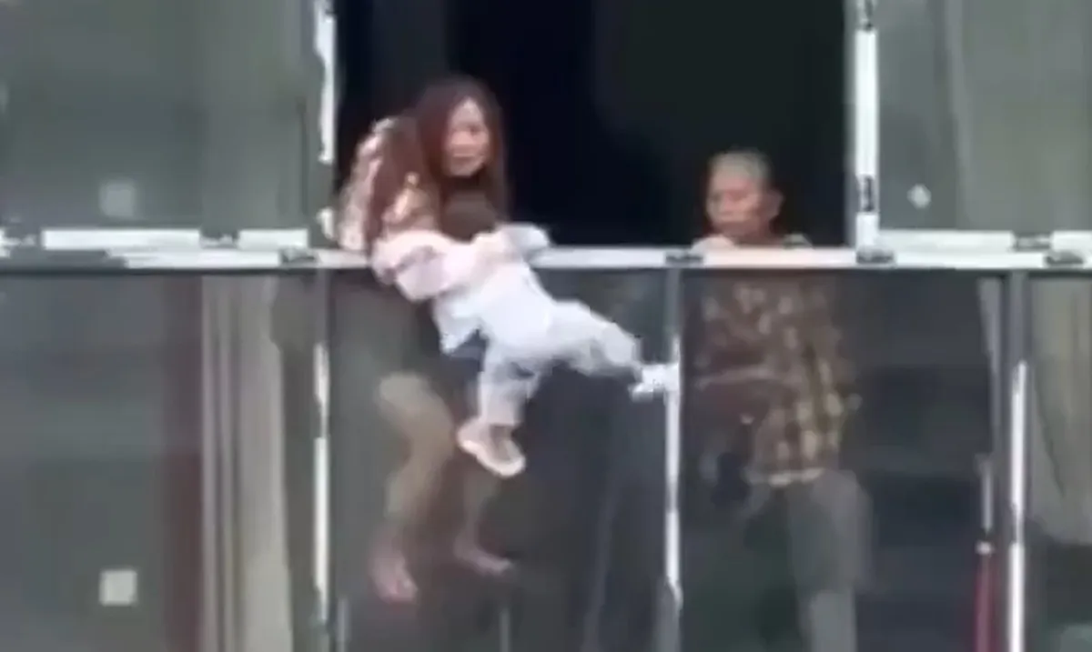 Según las autoridades de dicha localidad oriental y medios de comunicación, la mujer de apellido He y de 37 años, tuvo un episodio maniaco. Foto: Captura