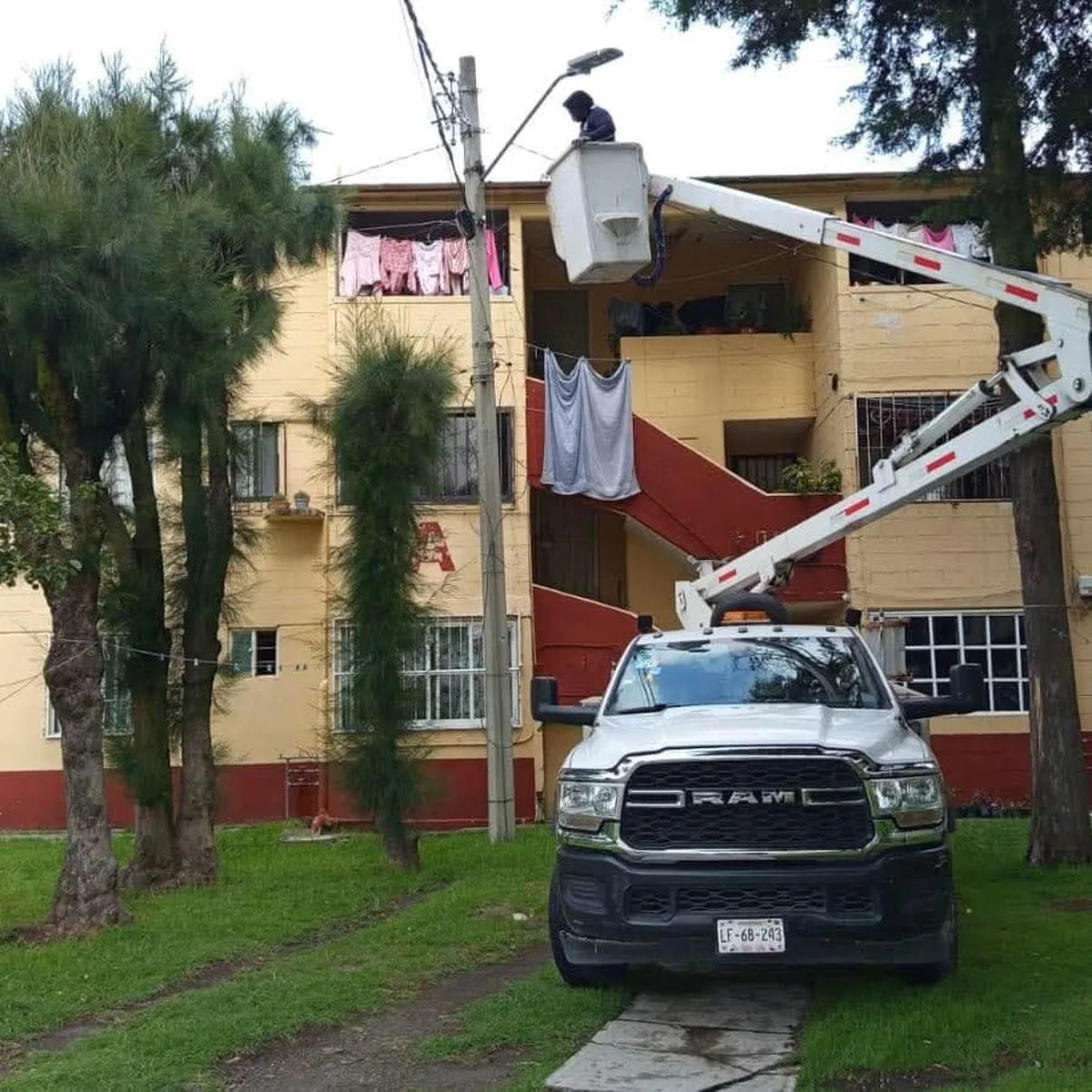 Rehabilitan más de 40 luminarias en Metepec