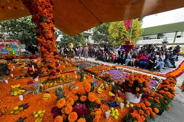 Prepa 5 de la UAEMéx dedica monumental ofrenda de Día de Muertos a las tradiciones de Oaxaca