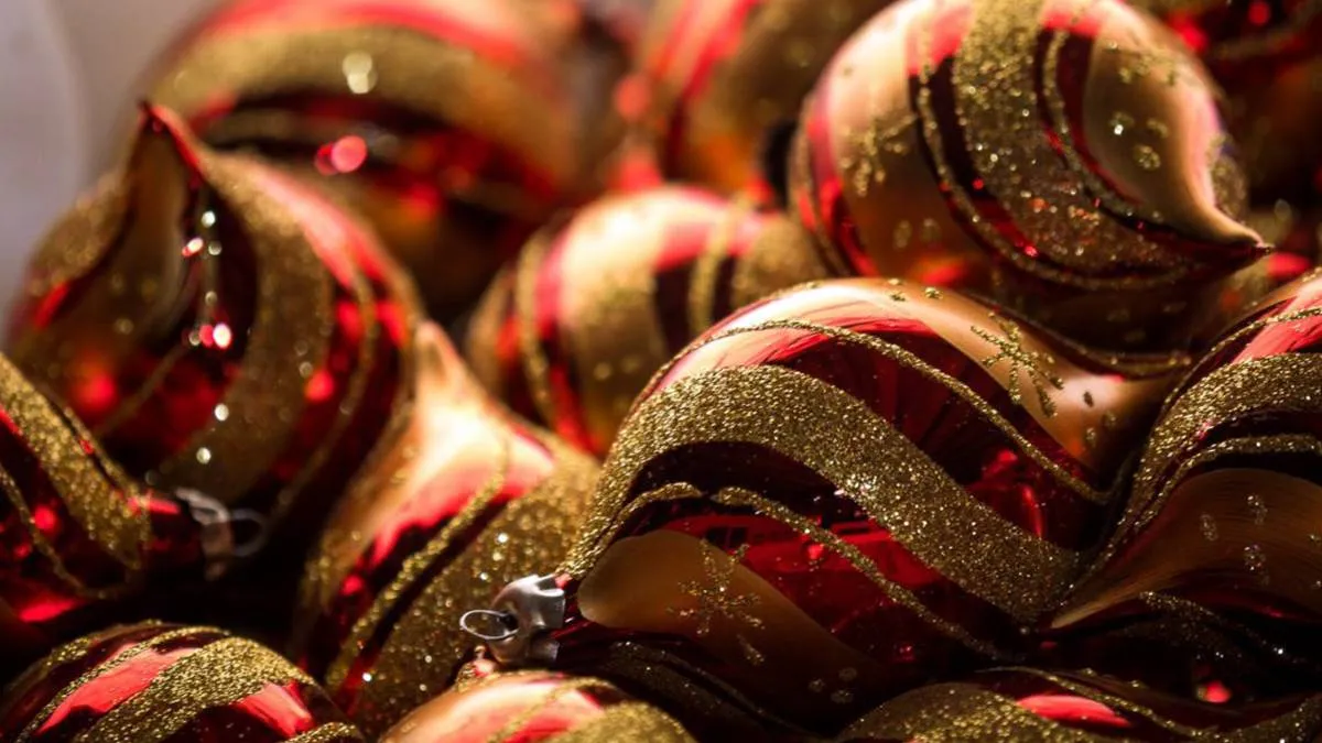 Apuestan por mercado navideño con esferas en Xonacatlán