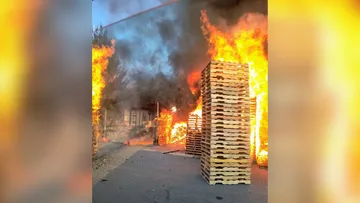 Se incendia tarimera en Puente Grande sobre carretera Cuautitlán-Teoloyucan