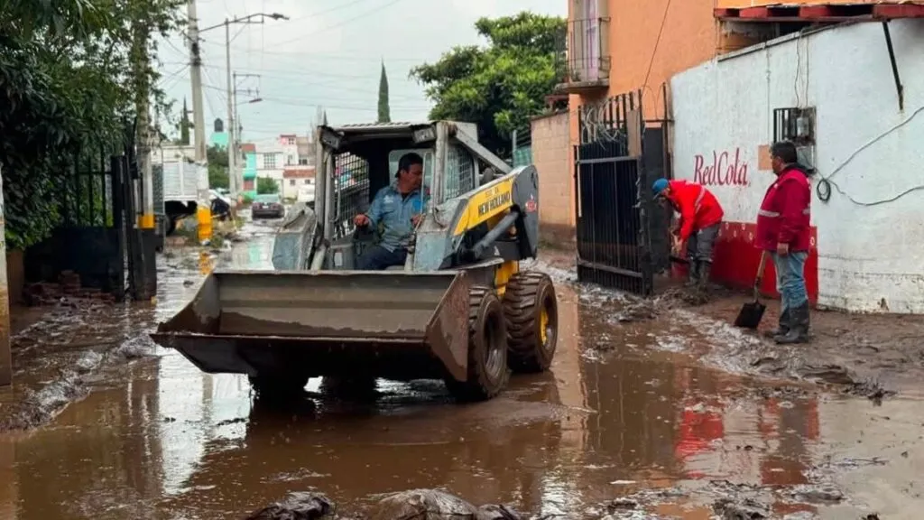Inundaciones en Chalco dejan a vecinos nuevamente entre lodo y basura; acusan falta de limpieza