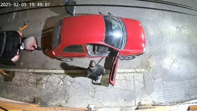 Los hechos ocurrieron en una zona transitada, lo que permitió que testigos se percataran de la situación.