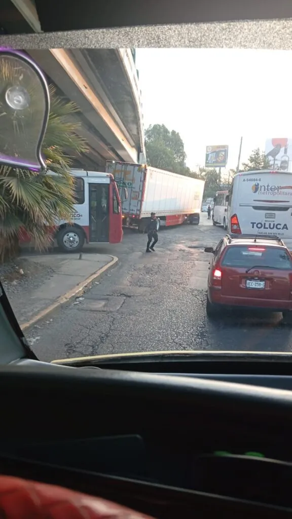 Tráiler se queda atorado sobre Paseo Tollocan y provoca afectaciones viales