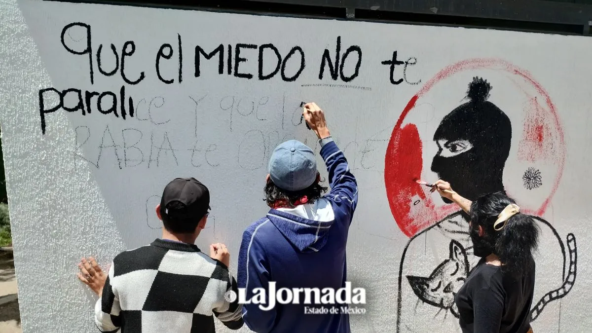 Alumnos de Humanidades de la UAEMéx plasman inconformidades en muros de su facultad