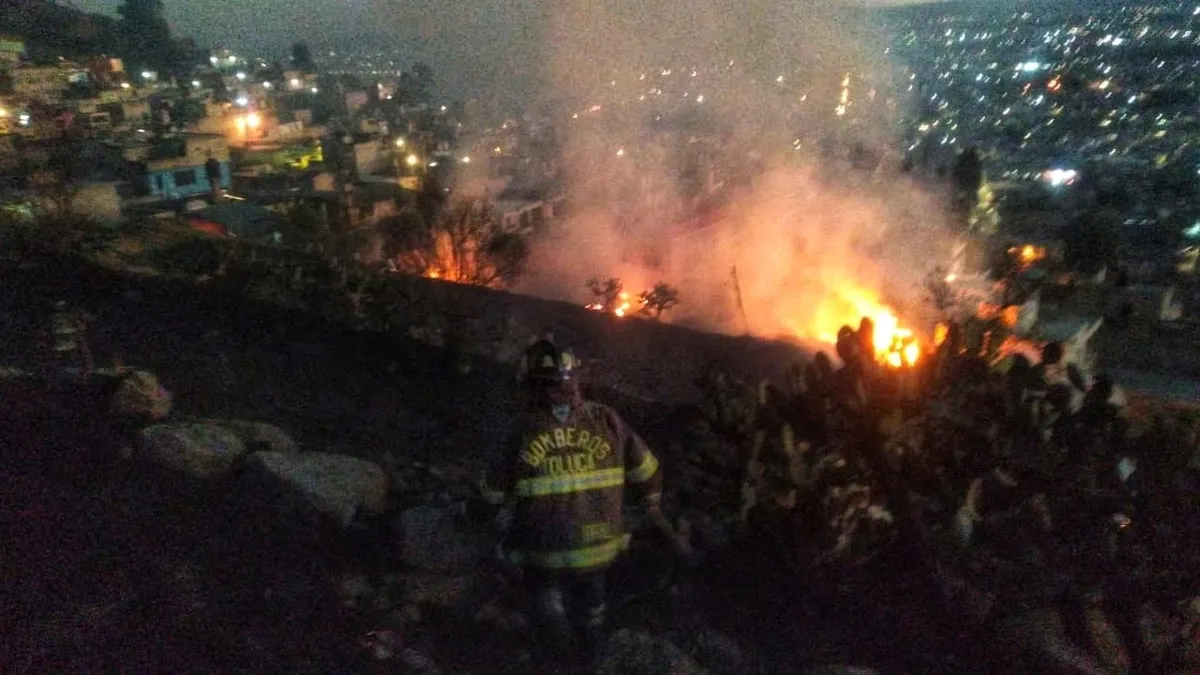Toluca: Bomberos controlan incendio en el cerro de la Teresona