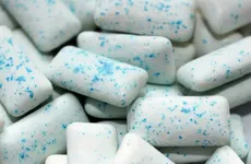 Cada chicle que masticas podría estar llenando tu cuerpo de microplásticos.