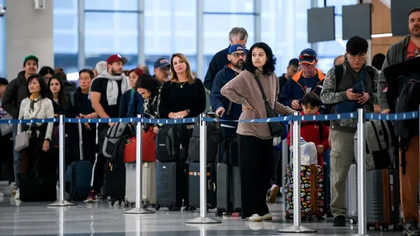 Miles de pasajeros enfrentan largas filas y cancelaciones en aeropuertos de Estados Unidos debido al cierre del gobierno y la falta de personal aéreo.