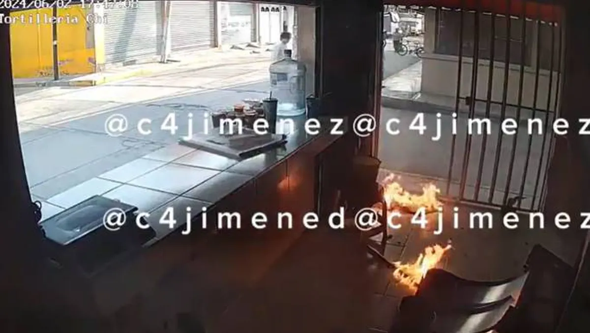 [VIDEO] Extorsionador lanza una bomba molotov contra tortillería en Chimalhuacán
