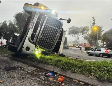 Ecatepec: Vuelca camión en la Vía José López Portillo