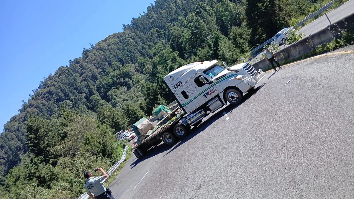 Tráiler bloquea carriles rumbo a Toluca