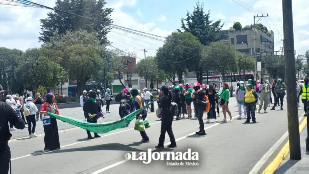 Colectivo feminista se manifiesta en Toluca