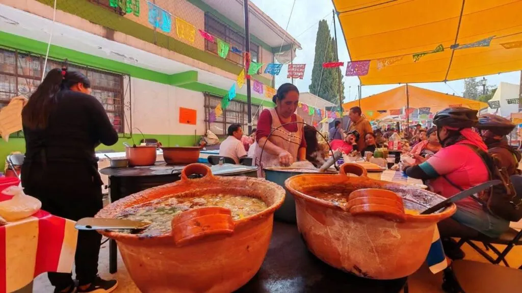 Sabores conquistan a visitantes en Festival del hongo de Amecameca