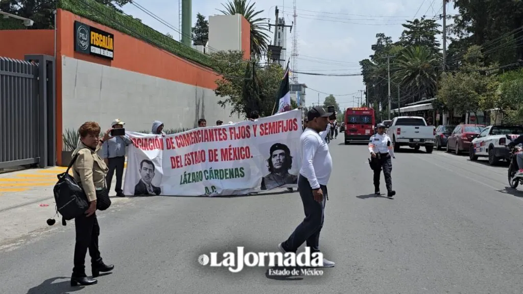 Vendedores se manifiestan en Toluca