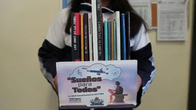 Escuelas de Nezahualcóyotl reciben libros como regalo