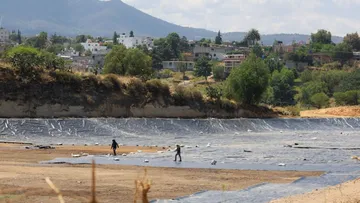 Megaolla captadora de agua para riego agrícola se construye en Texcoco