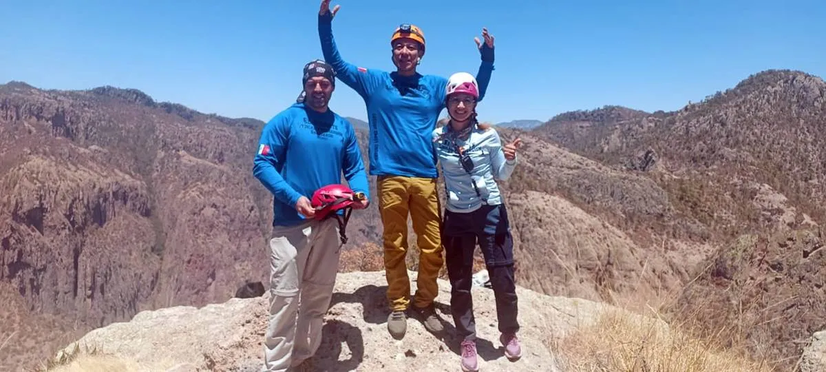 Escaladores toluqueños conquistan la pared natural más alta de México