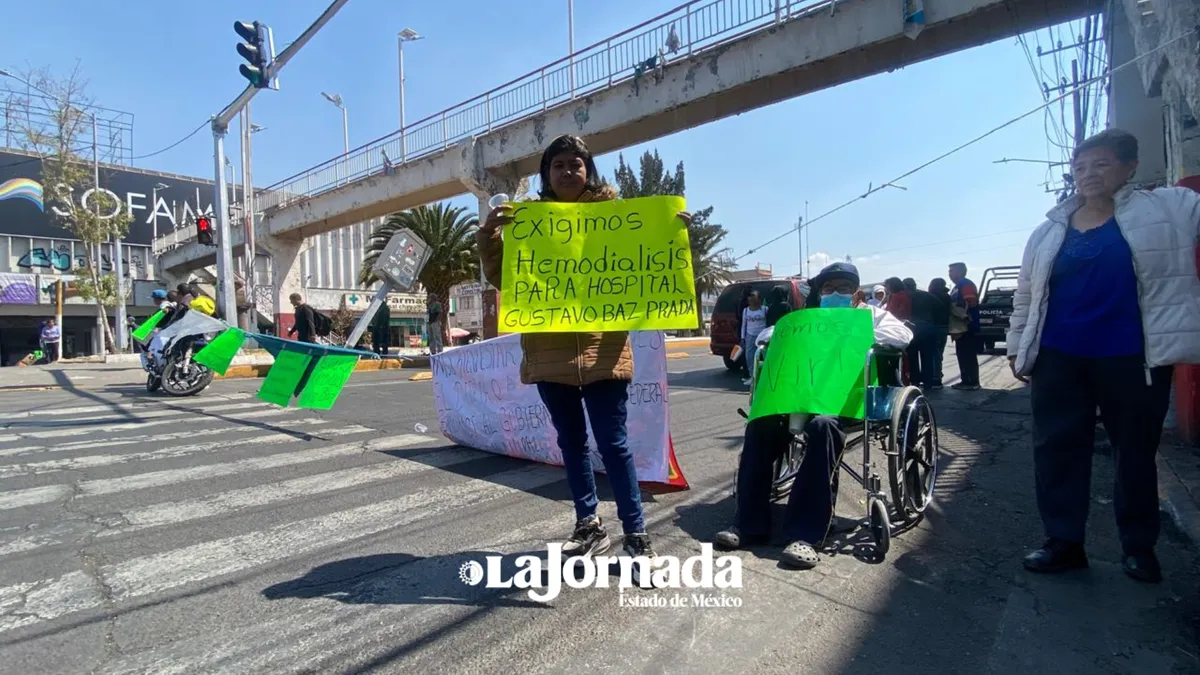 Los manifestantes mantienen cerrados ambos sentidos de la vialidad, una de las más importantes del municipio que conecta con la Ciudad de México y el municipio de Chimalhuacán.