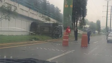 Auto se accidenta y termina volcado sobre Paseo Tollocan