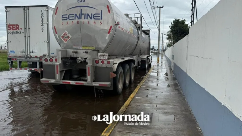 Inundaciones afectan acceso en zona industrial de Lerma