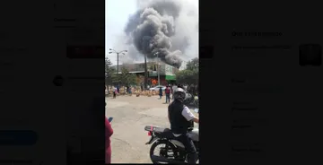 Hasta el momento no se sabe lo que provocó dicho incendio, pero dice que el fuego se ha expandido por una bodega de frutas y ha provocado una densa columna de humo. Foto: Captura