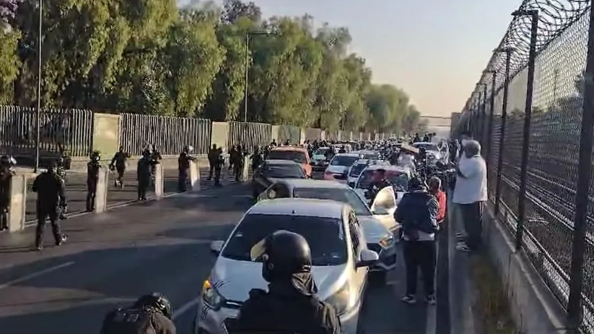 Policías detienen marcha de “Los 300” de Ecatepec, piden liberación de “El Conejo”