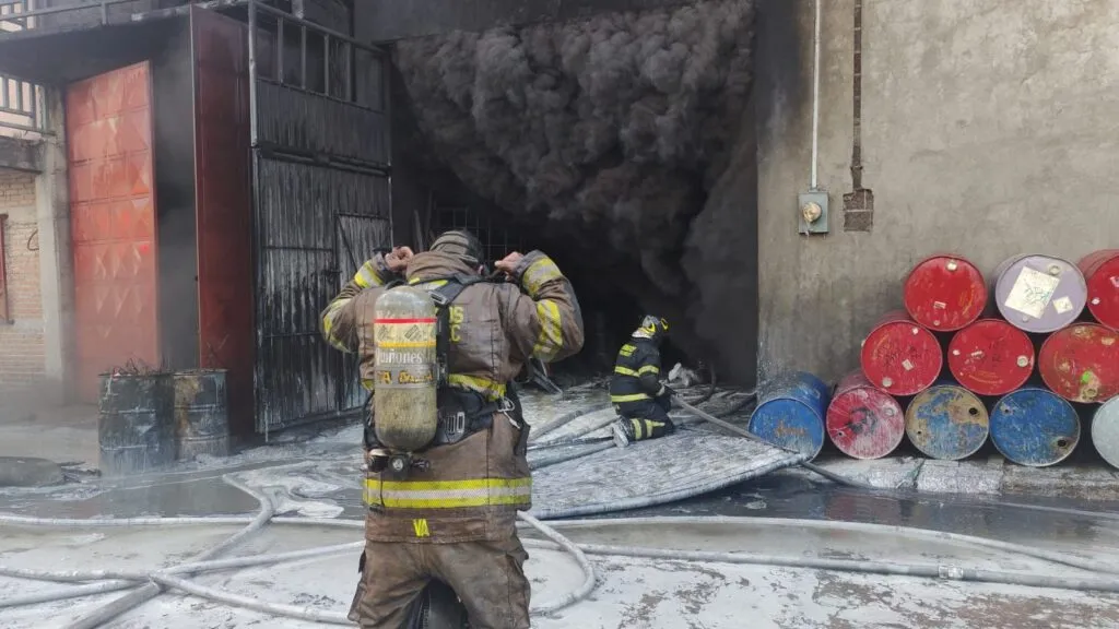 Bomberos intoxicados por incendio de fábrica en Ecatepec