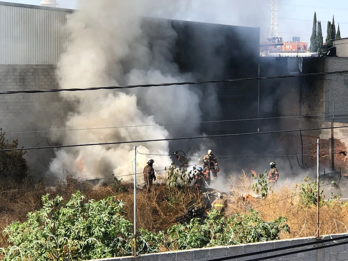 Incendio en predio con desechos industriales en Ecatepec