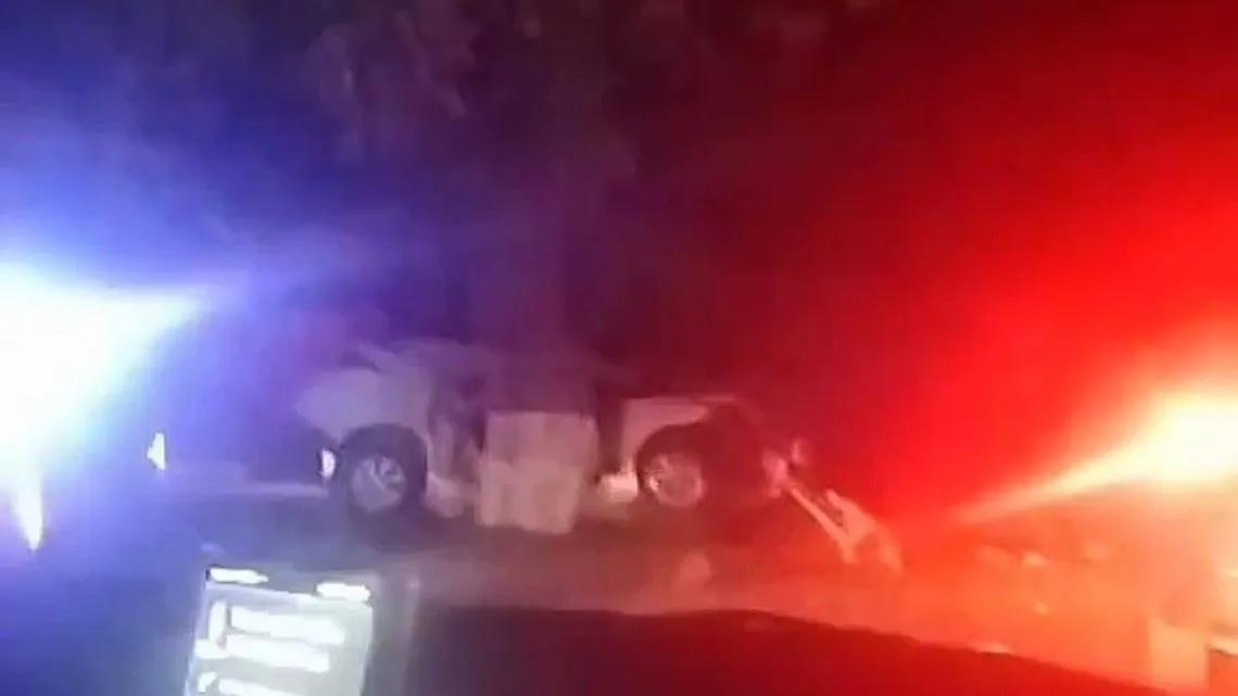 Calzada al Pacífico:  Taxi choca contra árbol, hay dos muertos