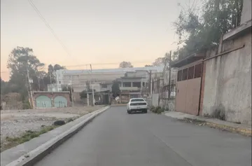 Tras el reporte a los servicios de emergencia, al lugar acudieron elementos de la Guardia Nacional y de la policía estatal, quienes acordonaron la zona para preservar la escena.