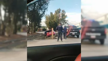 Automóvil sufre accidente y cae en las vías del tren en Toluca