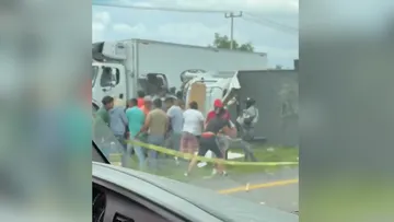 Vuelca tráiler en la México-Tulancingo; reportan rapiña de pantalones [VIDEO]