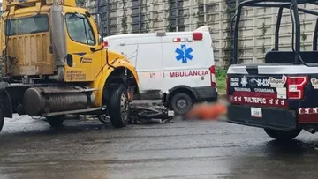Motociclista fallece arrollado por un tráiler en Tultepec