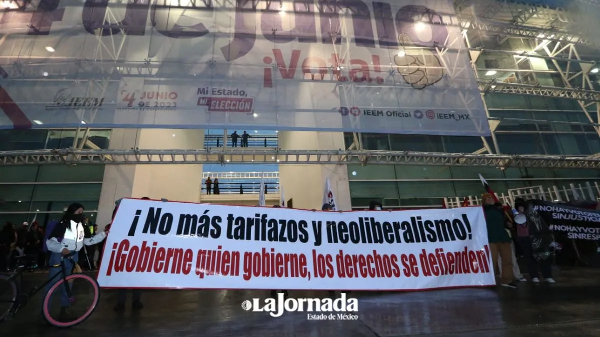 Manifestantes de No al tarifazo bloquean Paseo Tollocan a la altura del IEEM