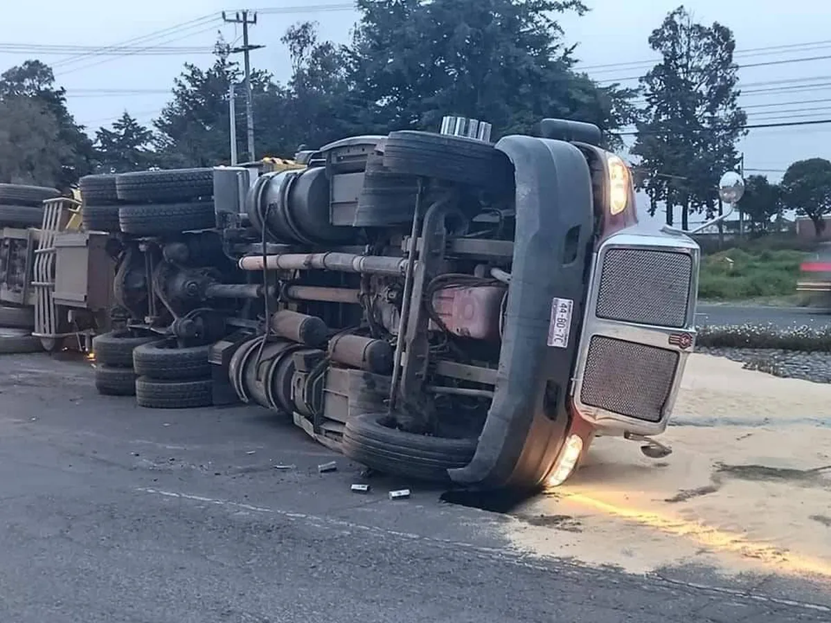 ¡Cuidado! Se registra volcadura de tráiler en la Toluca-Atlacomulco