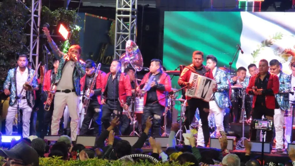 Como uno solo, el pueblo de Texcoco gritó: ¡Viva México!, ¡Viva Texcoco! en el CCXVI aniversario de la Independencia de México