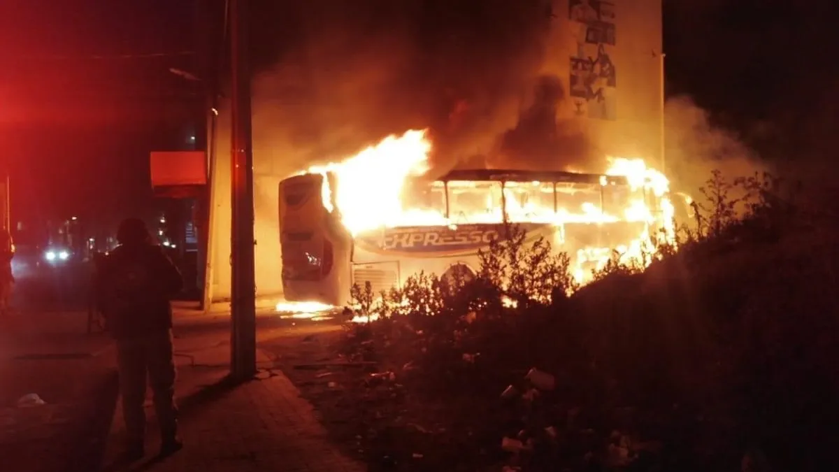 Reportan camión de pasajeros incendiado en Tonanitla