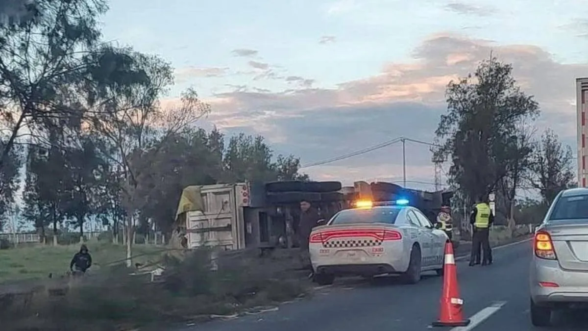 Cerrada la carretera Peñón Texcoco por volcadura de tráiler en la autopista