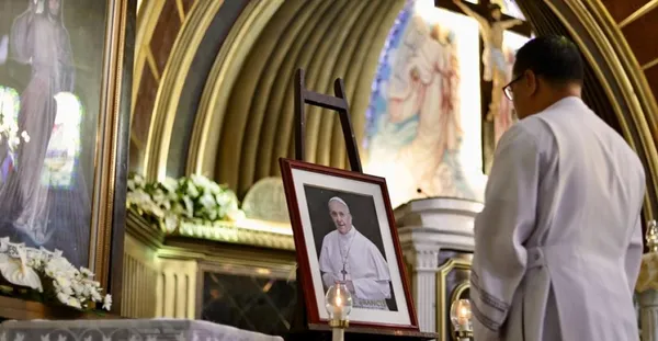La Iglesia Católica entra en un período de duelo que se extiende durante nueve días.