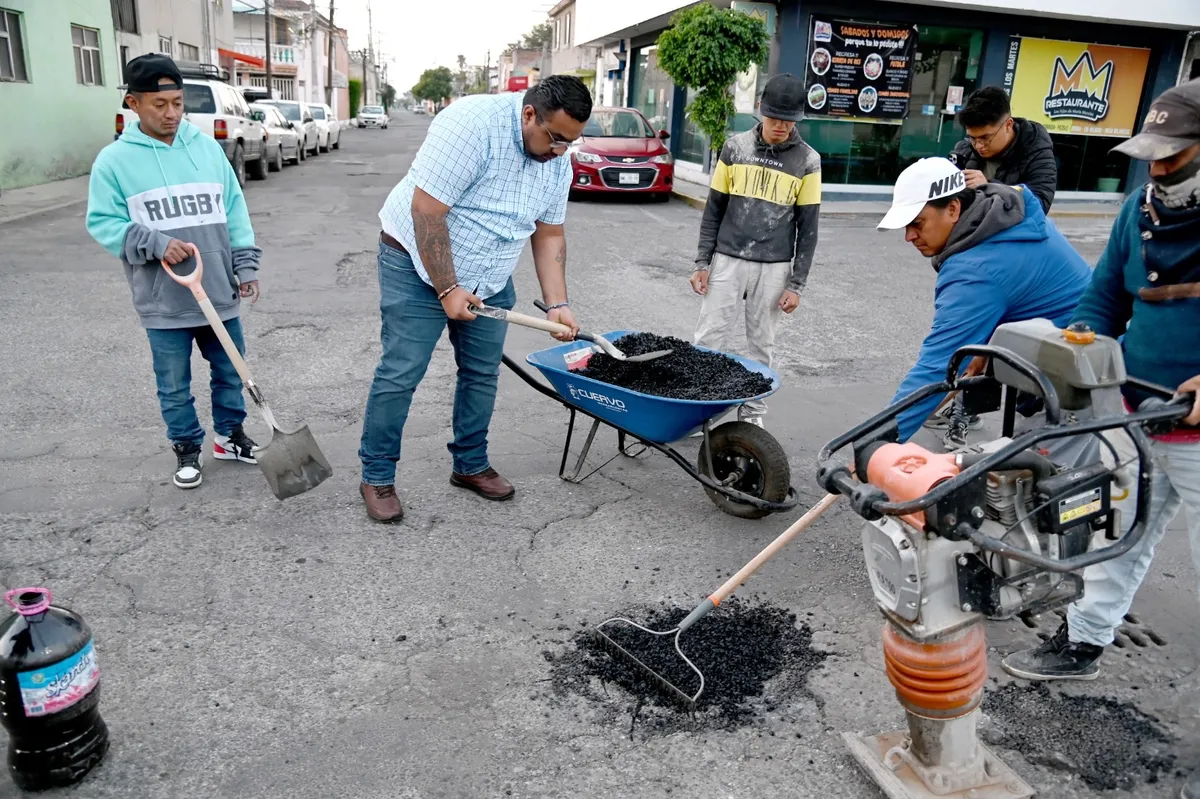 Vecinos de Ecatepec rehabilitan calles con ayuda de su diputado local