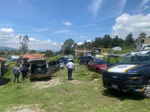 En el sitio también fueron incautados armas de fabricación casera, teléfonos celulares y diversos vehículos con reporte de robo.