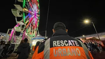 Una torre de juego mecánico se desploma en la feria de Ecatepec