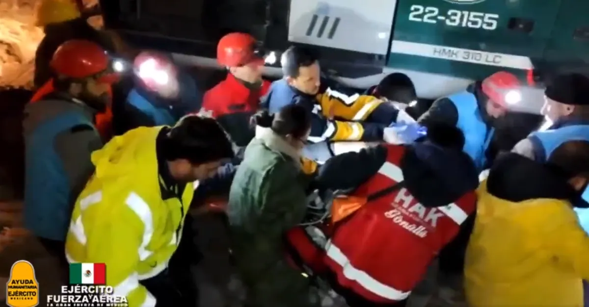 Brigadas mexicanas han rescatado a tres personas vivas en Turquía