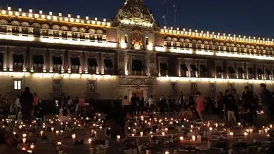Zócalo de la CDMX se llenó de pares de zapatos y velas por Luto Nacional