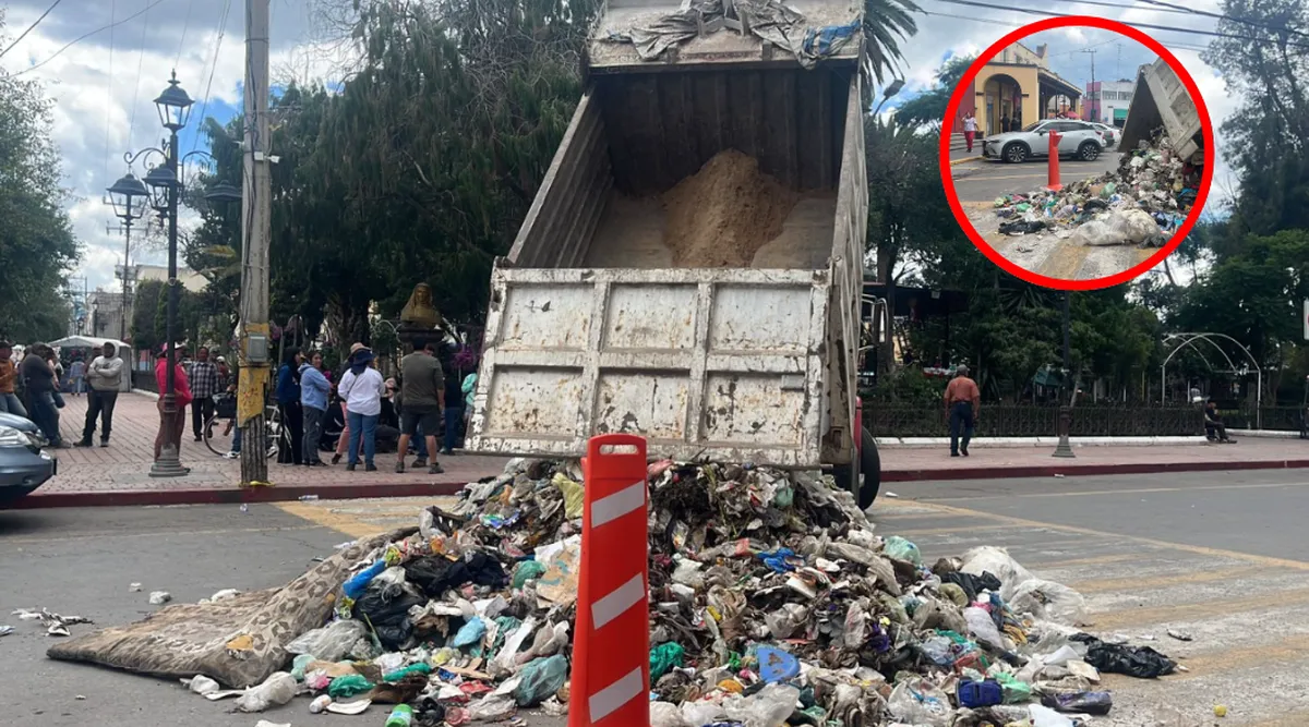 Palacio Municipal de Otumba se llena de basura para exigir cierre de tiradero clandestino