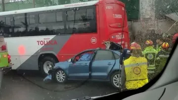 Accidente en Alfredo del Mazo deja auto destrozado; se presumen fallecidos