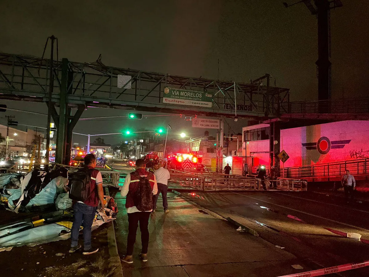 Ecatepec: Remueven espectacular que colapsó sobre la Vía Morelos