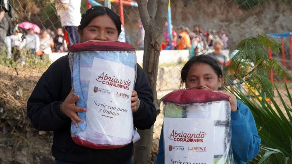 En La Paz entregan cobijas a familias de escasos recursos