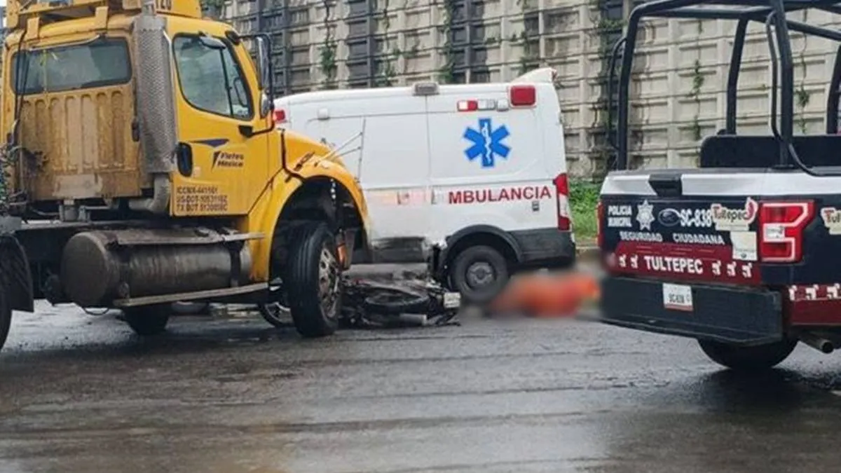 Motociclista fallece arrollado por un tráiler en Tultepec