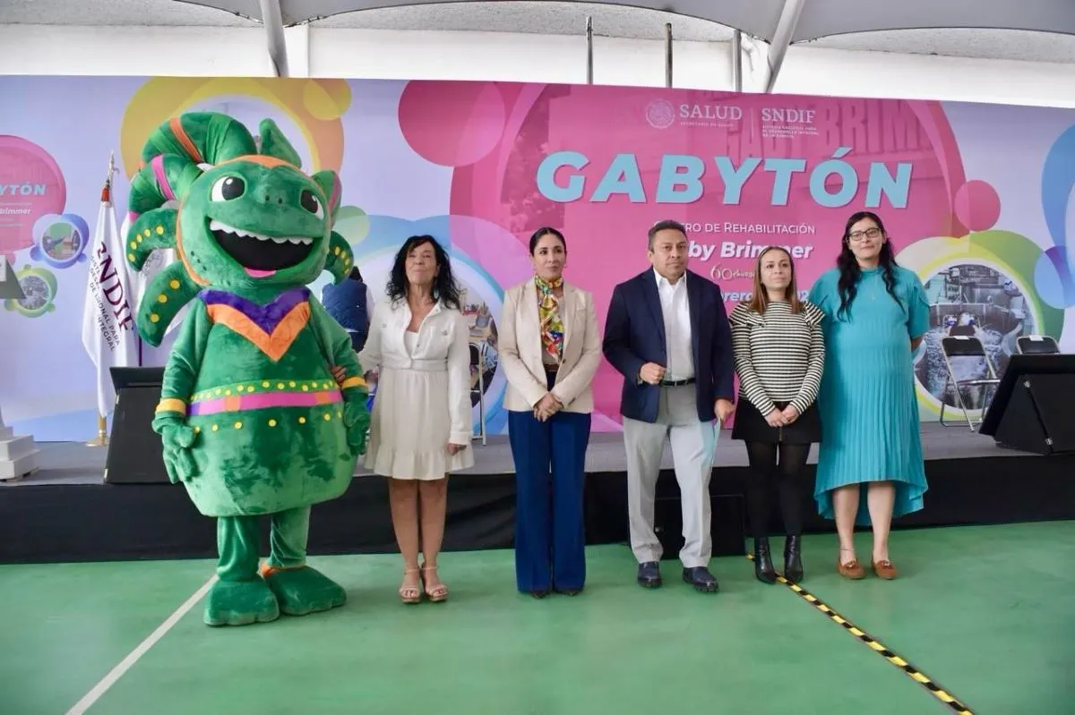 La directora general del DIF Estado de México (DIFEM), Karina Labastida Sotelo (segunda de izq a der), agradeció esta iniciativa que toma en cuenta a la entidad. Foto: Cortesía